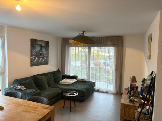 Rez de chaussée lumineux avec grande terrasse, jardin et 2 places de parc Conthey