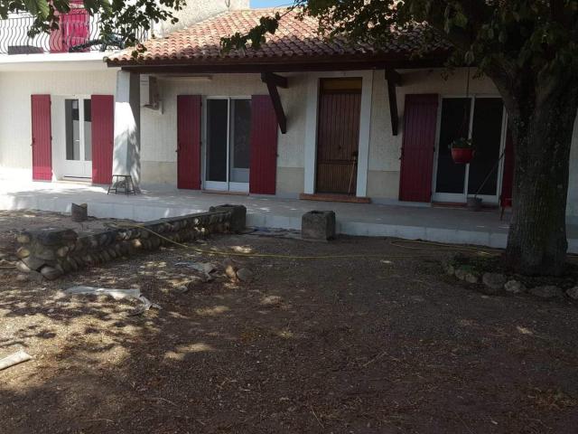 REZ DE JARDIN DE TYPE 4 de 90 M2 avec jardin privatif de 400 m2, toutes charges comprises chauffage, edf, ea