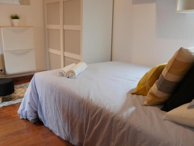 RH15 R5 Charismatic double bedroom in a student flat, in Dreta de l'Eixample