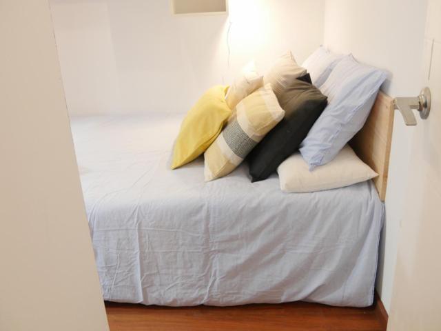 RH15 R1 Charming double bedroom with a nice balcony view
