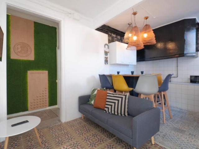 RH16 R1 Double bedroom in 5 bedroom apartment