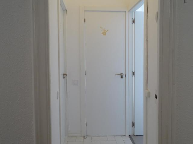RH18 R6 Single bedroom in 9 bedroom apartment
