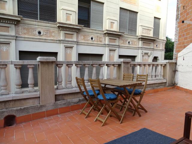 RH19 R1 Bright spacious room with double bed and terrace in newly renovated flat