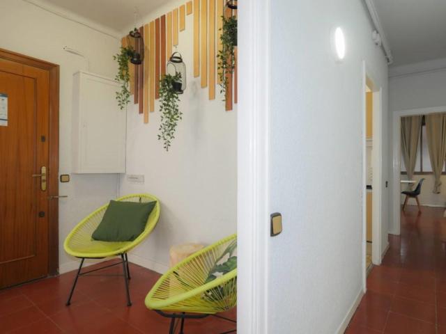 RH20 R3 Cozy and bright interior room with double bed in Gracia