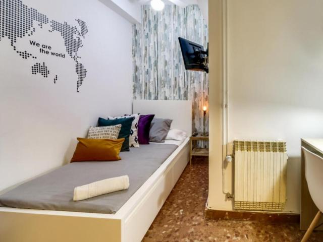 RH3 R14 Single bedroom in 18 bedroom apartment