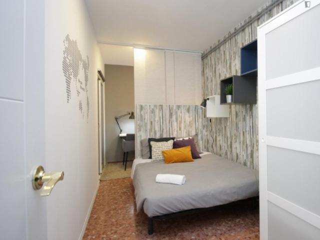 RH3 R16 Double bedroom in 18 bedroom apartment