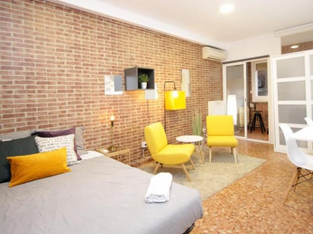 RH3 R17 Double bedroom in 18 bedroom apartment