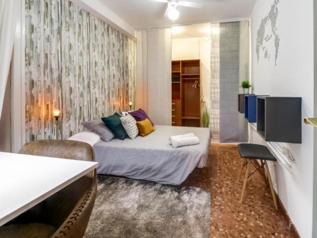 RH3 R11 Double bedroom in 18 bedroom apartment