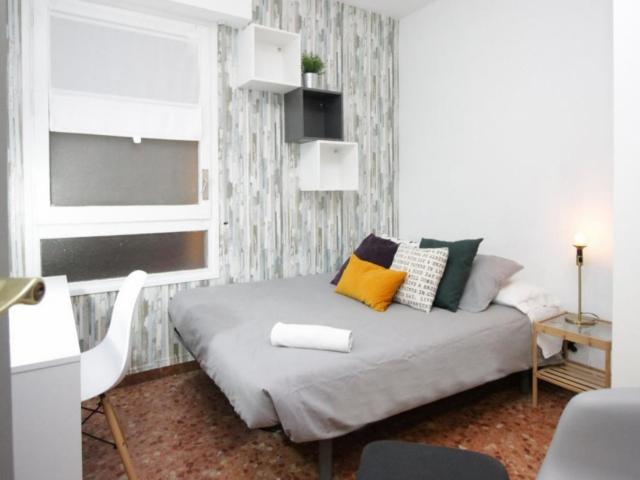 RH3 R1 Double bedroom in 18 bedroom apartment