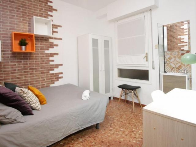 RH3 R3 Double bedroom in 18 bedroom apartment