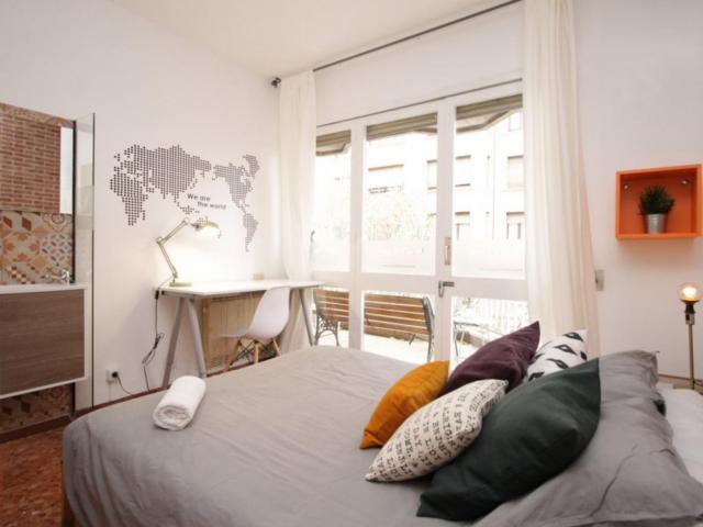 RH3 R4 Double bedroom, with balcony, in 18 bedroom apartment