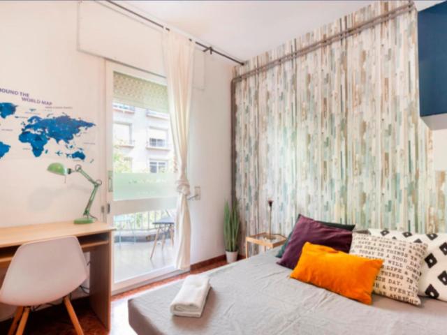 RH3 R5 Double bedroom, with balcony, in 18 bedroom apartment