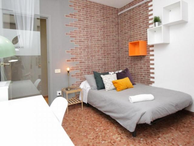 RH3 R7 Double bedroom, with balcony, in 18 bedroom apartment