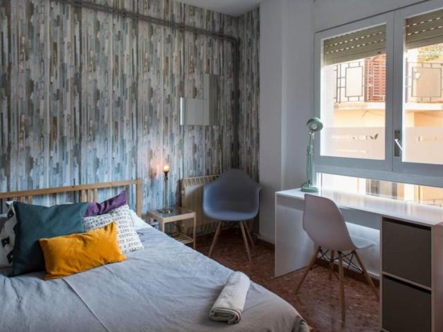 RH3 R9 Double bedroom in 18 bedroom apartment