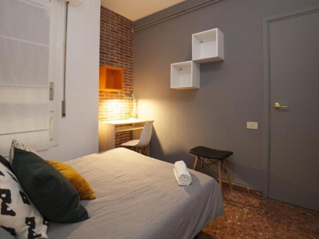 RH3/R12 great double bedroom in a 18 bedroom apartment
