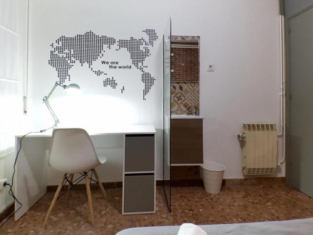RH3/R13 awesome double bedroom in a 18 bedroom apartment