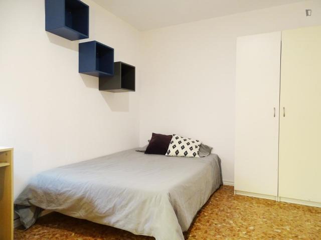 RH3/R18 beautiful double bedroom in a 18 bedroom apartment