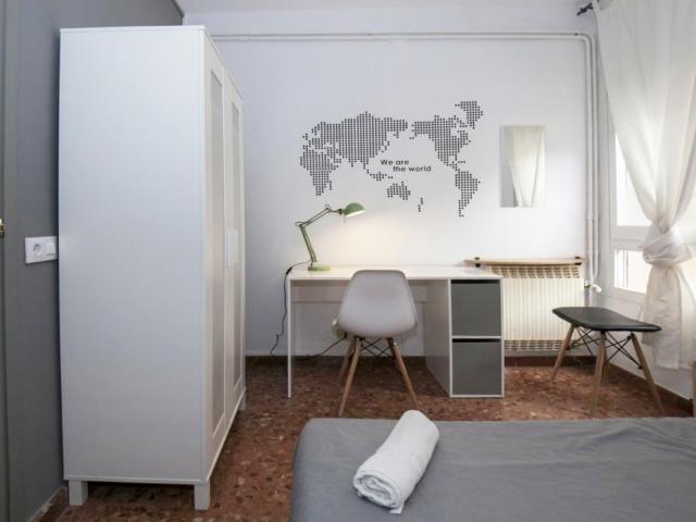 RH3/R8 Amazing double bedroom in a 18 bedroom apartment