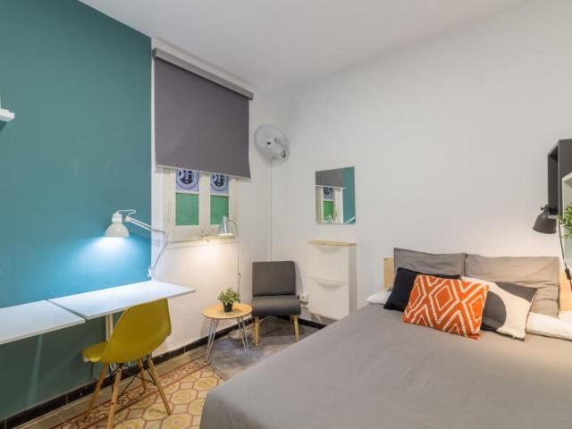 RH8A R5 Modern double bedroom near Lesseps metro station