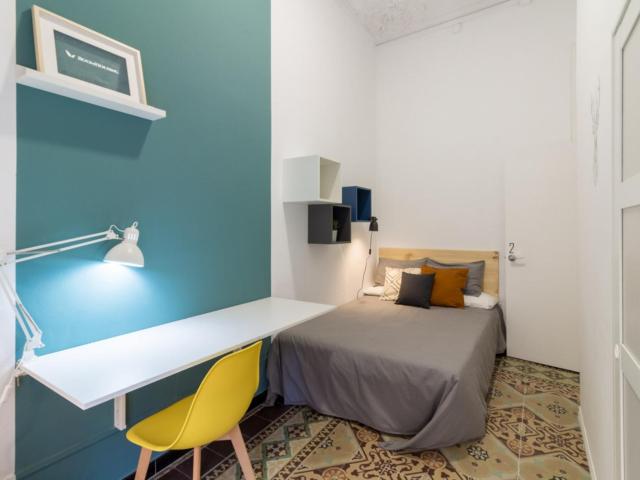 RH8A R2 Snug double bedroom near Lesseps metro station