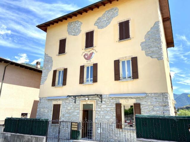 Rinnovata casa trifamiliare, anche a reddito