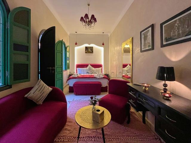 Riad titre à la vente à Kennaria. 5 pièces confortables. Salon typique marocain, résidence sécurisée