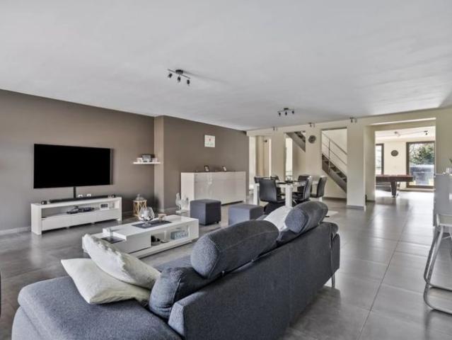 RIANT APPARTEMENT VAN 294M² MET VIER SLAAPKAMERS EN RIANTE L
