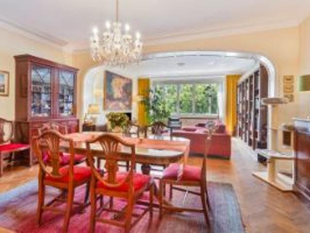 Riant, prachtig art deco appartement met 4 slaapkamers en 2