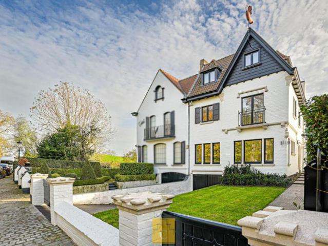 riante stadsvilla in Knokse stijl met grote garage, diverse terrassen en sublieme tuin, zicht op de Molens en alle Brugse torens, grondoppervlakte 655 m2