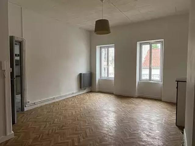 Ribérac 24600 Location appartement 2 pièces t2 au dernier étage