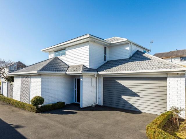 RICCARTON – 3 BEDROOM, 2 BATHROOM, 2 LIVING AREA, DOUBLE GARAGE