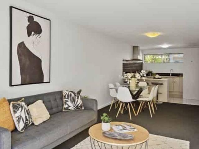 RICCARTON 3/4 BEDROOM TOWNHOUSE, SINGLE GARAGE