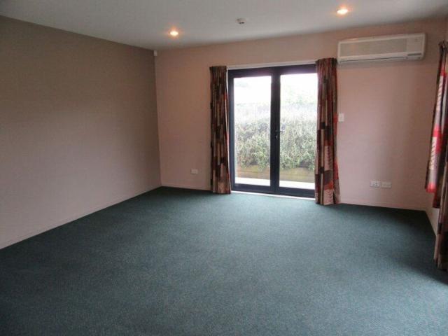 RICCARTON – 4 BEDROOM, 2 BATH, HEAT PUMP, SINGLE GARAGE, DOUBLE GLAZED