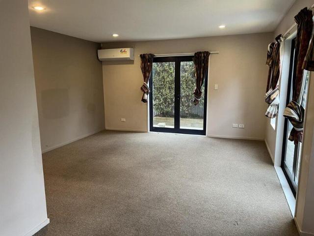 RICCARTON – 4 BEDROOM, 2 BATH, HEAT PUMP, SINGLE GARAGE, DOUBLE GLAZED