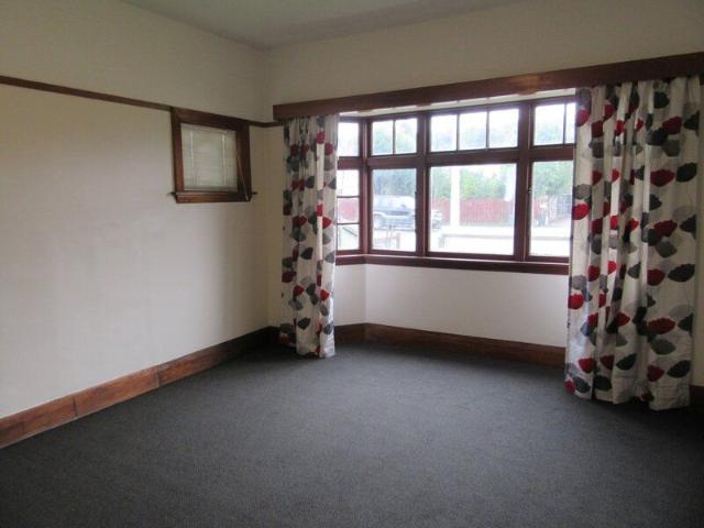 RICCARTON – 4 BEDROOMS, 1 BATHROOM, DOUBLE GARAGE