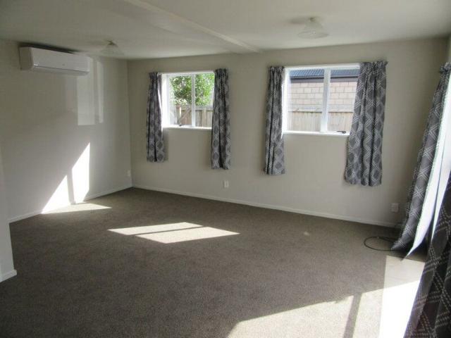 RICCARTON – 6 BEDROOM/1 BATH, 2 TOILETS, DOUBLE GARAGE