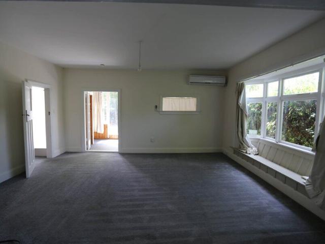 RICCARTON – 8 BEDROOM + STUDY, 3 BATHROOM, 2 LIVING, PLENTY OF PARKING!