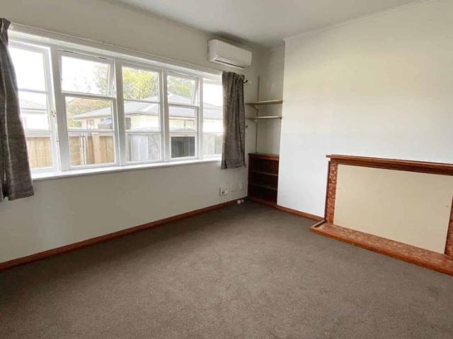 RICCARTON ONE BEDROOM HOUSE, HEATPUMP, OFF STREET PARKING