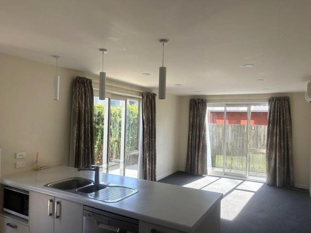 RICCARTON – STUDENT ACCOMODATION – 5 Bedrooms and 2 Bathrooms – Double Glazed – Modern
