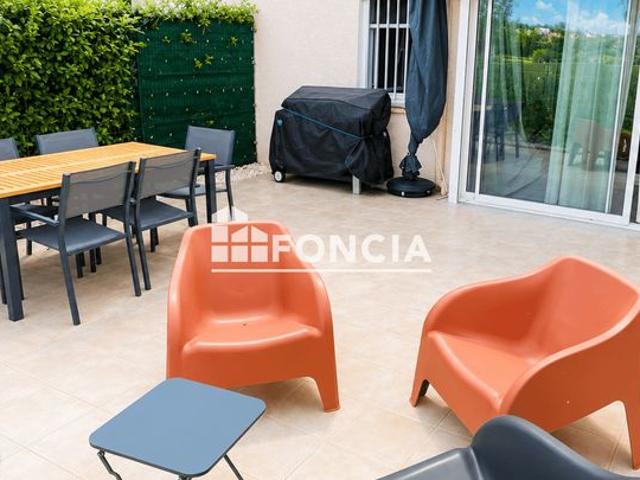 RICHELIEU – En bordure du Golf | Grand 2 pièces en rez de jardin avec plus de 71 m² de terrasses, piscine et parking