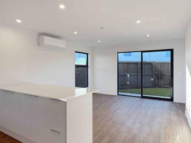RICHMOND BRAND NEW STANDALONE TOWNHOUSE, TWO BEDROOMS, CARPARK