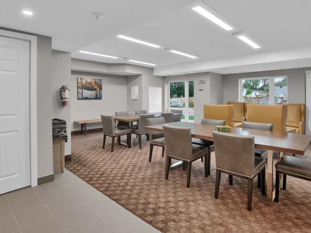Ridgeway Suites Apartments 2 Bedroom Apartment for Rent at 107 & 107 Ridgeway Place, Belleville, ON K8P 0E7 West Belleville