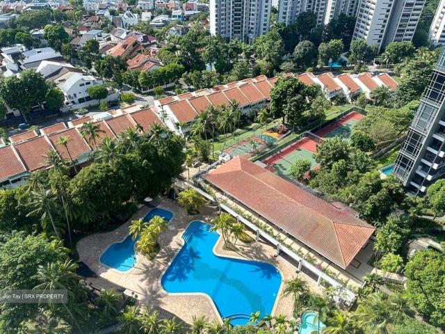 Ridgewood D10, Condominium