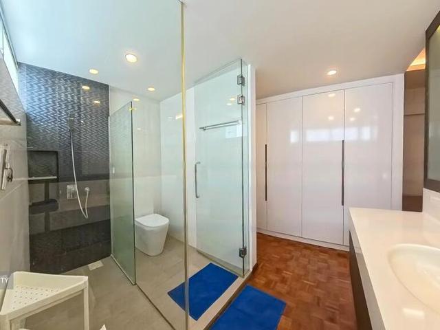 Ridgewood D10, Condominium