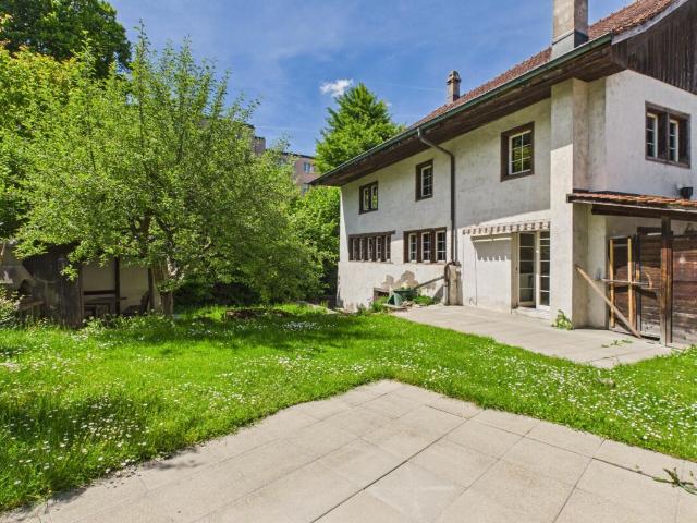 RIEGELHAUS MIT SONNIGEM GARTEN