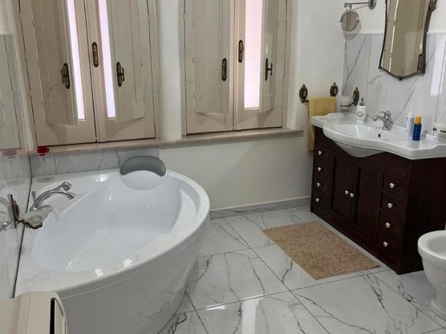Rif 103 Elegante Appartamento in Villa Finiture