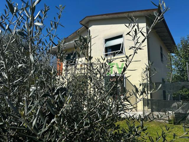 Rif. 20929 Semindipendente, Porzione bifamiliare Affitto a Massa, Marina Massa Ponente