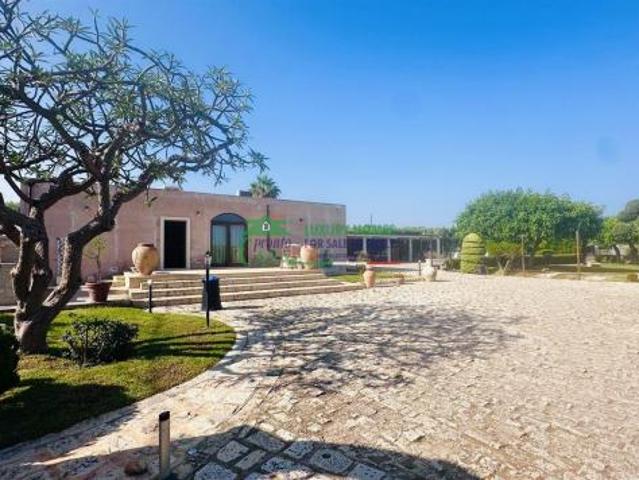 Rif. 2385 Villa con ampio giardino nelle campagne di Marina di Ragusa