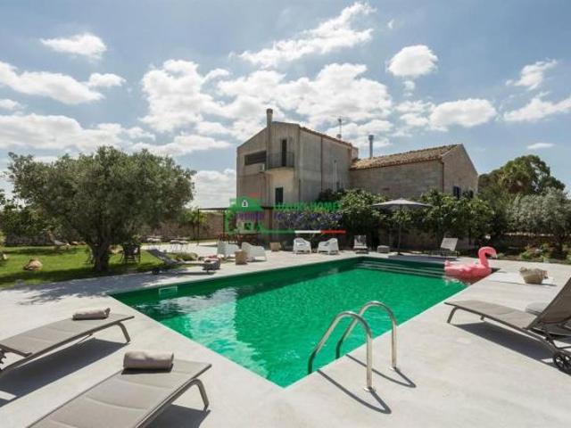 Rif. 2444 Dimora d’epoca con piscina, elegantemente ristrutturata, nella campagna ragusana