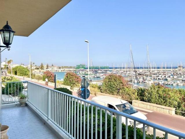 Rif 2430 Appartamento fronte mare zona porto a Marina di Ragusa